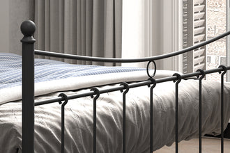 Tweepersoonsbed Sacha 160x200 – Zwart Metalen Bedframe Inclusief Lattenbodem