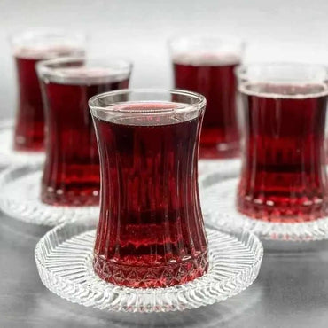 Theeglazen en serveerglas: dit zijn de trends voor een stijlvolle tafel