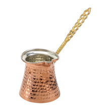 Traditionele Turkse koffiekan – Handgemaakte koperen cezve met lange sierhandgreep