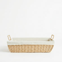 Vooraanzicht van grote naturel boho opbergmand met linnen voering en twee handvatten