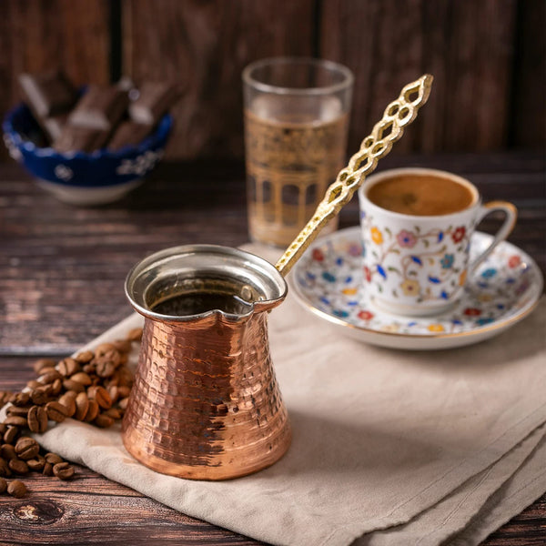 Traditionele Turkse koffiekan – Handgemaakte koperen cezve met lange sierhandgreep – detailfoto 2
