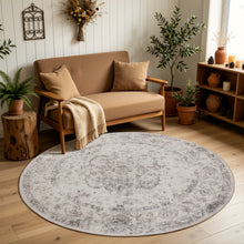 Rond beige Inka vloerkleed met vintage patroon voor een bank in een woonkamer