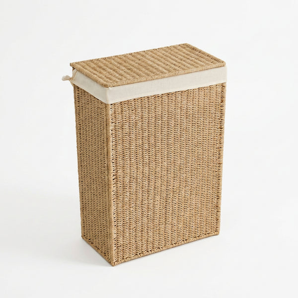 Naturel jute wasmand Boho met gesloten deksel, schuin van voren gezien