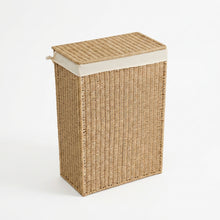 Naturel jute wasmand Boho met gesloten deksel, schuin van voren gezien
