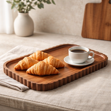 Acaciahouten serveerschaal 39x25 cm - houten serveerplank met golfrand - Acora collectie