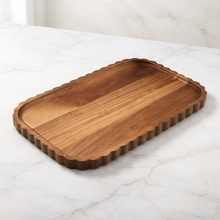 Acaciahouten serveerschaal 39x25 cm - houten serveerplank met golfrand - Acora collectie