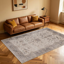 Beige Inka 1143 vloerkleed met vintage patroon voor een bruine bank in de woonkamer