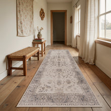 Langwerpig beige Inka 1143 vloerkleed geplaatst in een lichte hal met houten vloer