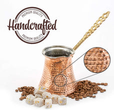 Traditionele Turkse koffiekan – Handgemaakte koperen cezve met lange sierhandgreep