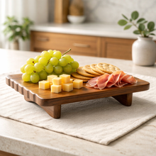 Acaciahouten serveerschaal op voet 28x15 cm - houten serveerplank op voet - Acora collectie