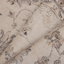 Detailopname van het beige oppervlak en vervaagde bloemendessin van Inka 1143