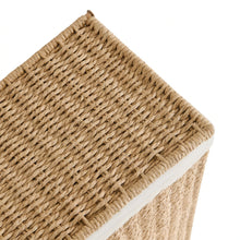Close-up van het gevlochten jute deksel en de linnen rand van de wasmand