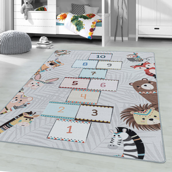 PLAY 2903 Grey kindervloerkleed in een kinderkamer, schuin zichtbaar met genummerde vakken en dierenfiguren.