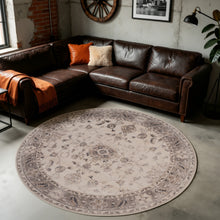 Rond beige Inka 1143 vloerkleed met vintage bloemendessin voor een donkere bank
