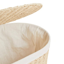 Detail van de open Boho wasmand met linnen voering en opgetilde deksel