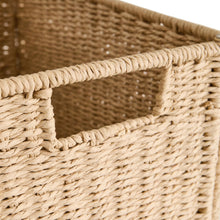 Detail van de gevlochten zijkant met rechthoekige opening in de wasmand