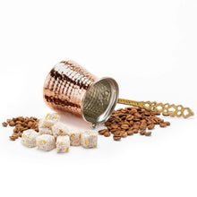 Traditionele Turkse koffiekan – Handgemaakte koperen cezve met lange sierhandgreep