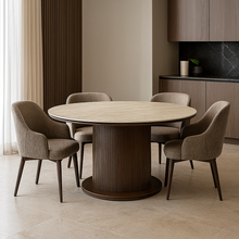 Design Ronde Eettafel AZUR Ø130 cm – Keramisch Tafelblad Beige & Ribbel Houten Poot – Moderne Luxe Eetkamertafel 76 cm Hoog