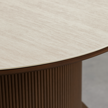 Design Eettafel AZUR Ovaal 200x110 cm – Keramisch Tafelblad Beige & Ribbel Houten Onderstel – Luxe Eetkamertafel Modern