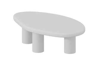 Organische salontafel Tavira 120x70 cm in ecru cementlook microcement in woonkamer setting, mat design met ronde poten