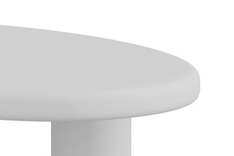 Detail matte microcement cementlook afwerking ecru van salontafel Tavira met afgeronde rand en dik blad