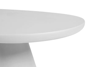 Detail matte microcement afwerking ecru van salontafel Tavira, afgeronde rand en egaal oppervlak