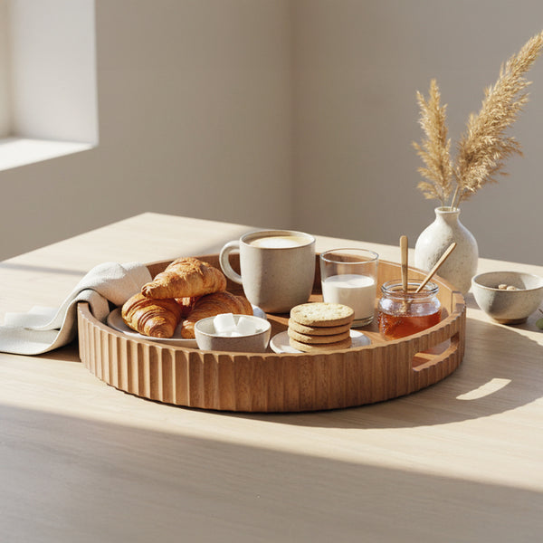 Acaciahouten dienblad Ø35.5x5 cm op tafel als rond houten serveerblad voor ontbijt koffie en hapjes
