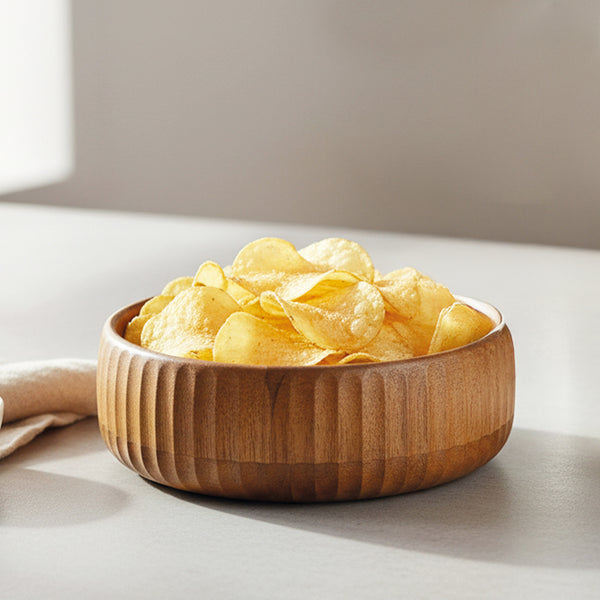 Acaciahouten kom Ø19x6 cm op tafel als houten serveerkom voor chips en snacks