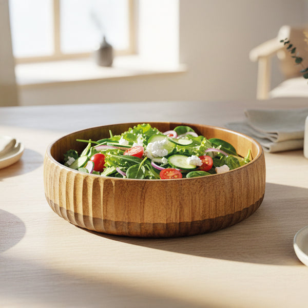 Acaciahouten kom Ø22x6 cm op tafel als houten serveerkom voor salade en groenten