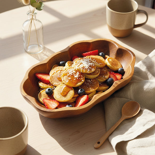 Acaciahouten schaal 23.5x15 cm op tafel als houten serveerschaal met pancakes en fruit