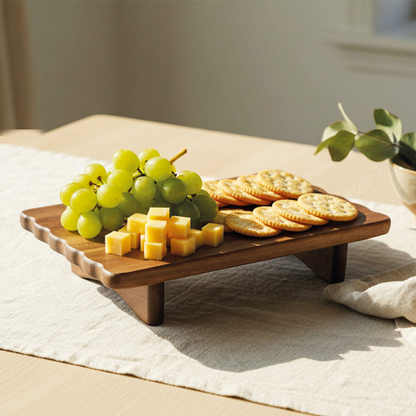 Acaciahouten serveerschaal op voet 28x15 cm op tafel met kaas crackers en fruit als houten borrelplank