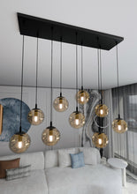 COSMO 9-Lichts Hanglamp – Zwart Staal met Honingkleurige Glazen Kappen