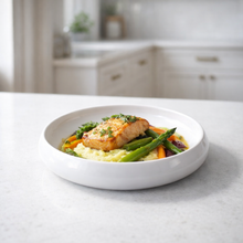 pastabord wit met maaltijd presentatie