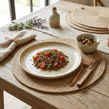 Gevlochten ronde jute placemat van 38 cm op houten eettafel met naturel tafeldecoratie