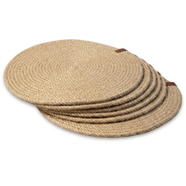 Gestapelde ronde jute placemats van 38 cm met gevlochten naturel structuur