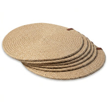Gestapelde ronde jute placemats van 38 cm met gevlochten naturel structuur