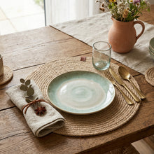 Ronde jute placemat Ø38 cm in boho tafelsetting met bord en goudkleurig bestek